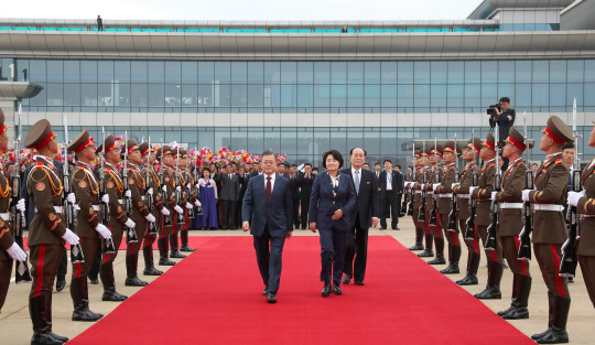 문재인 대통령과 부인 김정숙 여사가 20일 오전 평양 순안공항에서 백두산으로 가기 위해 삼지연공항으로 향하는 전용기에 오르기에 앞서 환송을 받고 있다.   연합뉴스
